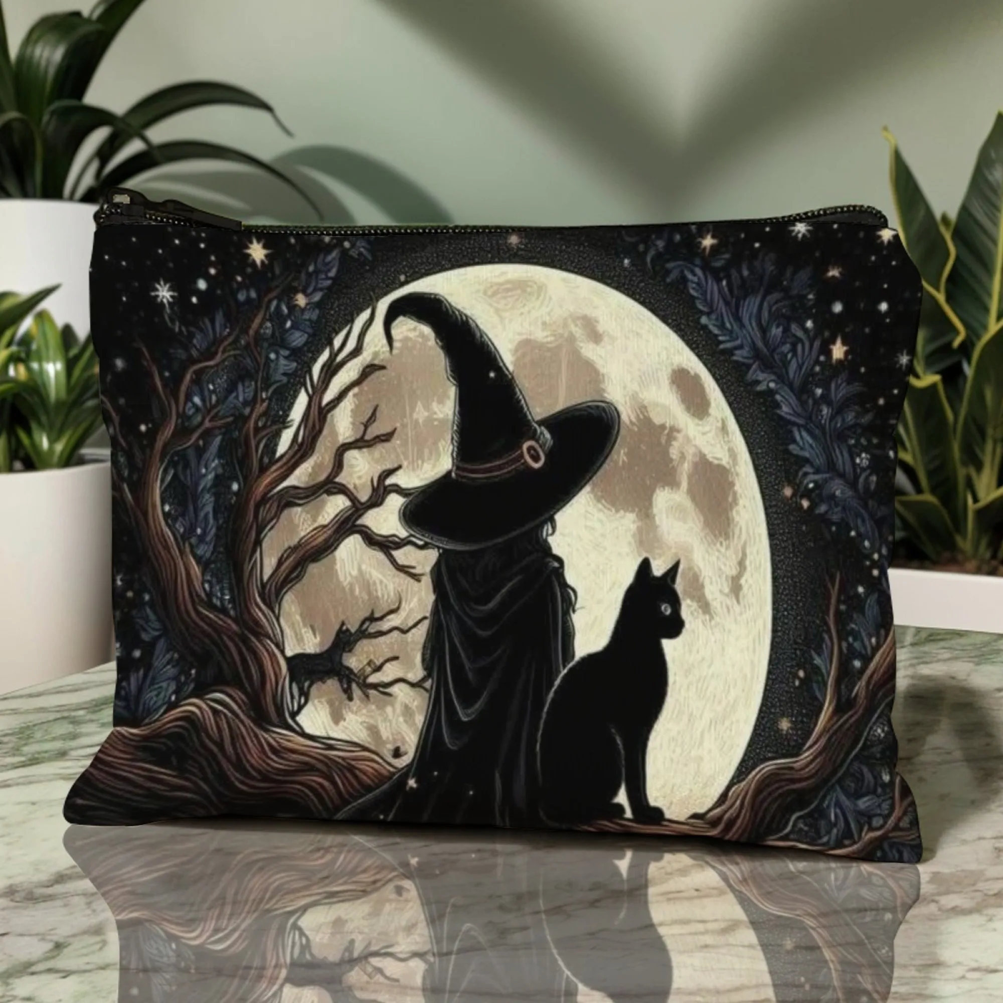 حقيبة مستحضرات التجميل الأنيقة للهالوين والساحرة والقطة السوداء، خلفية شجرة مضاءة القمر - ملحقات سفر لمتابعي النمط القوطي