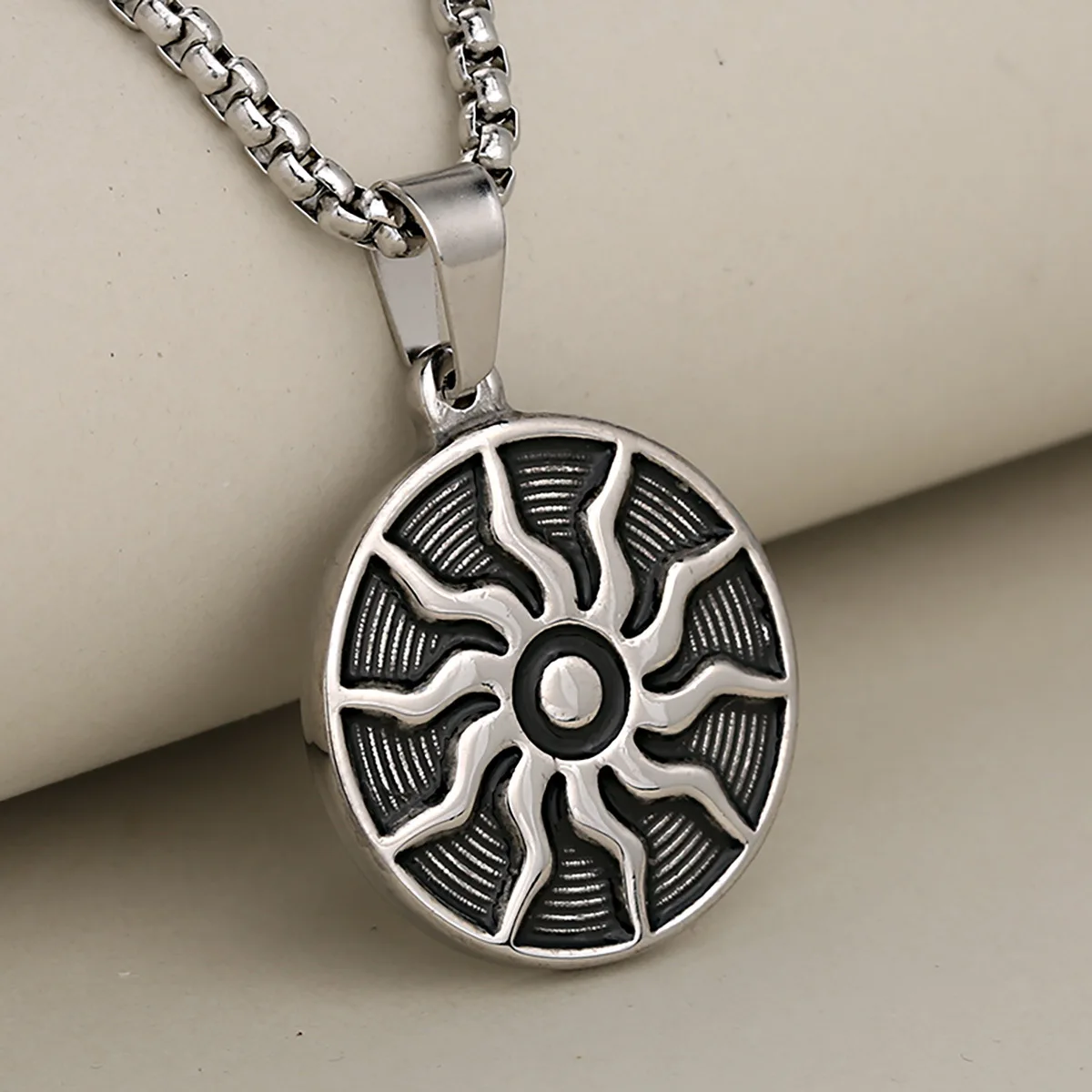 Vintage Punk Lucky Gold Tone Sun God Flame Pattern Stainless Steel Pendant Necklace For Men Women Good Fortune Blessing Jewelry