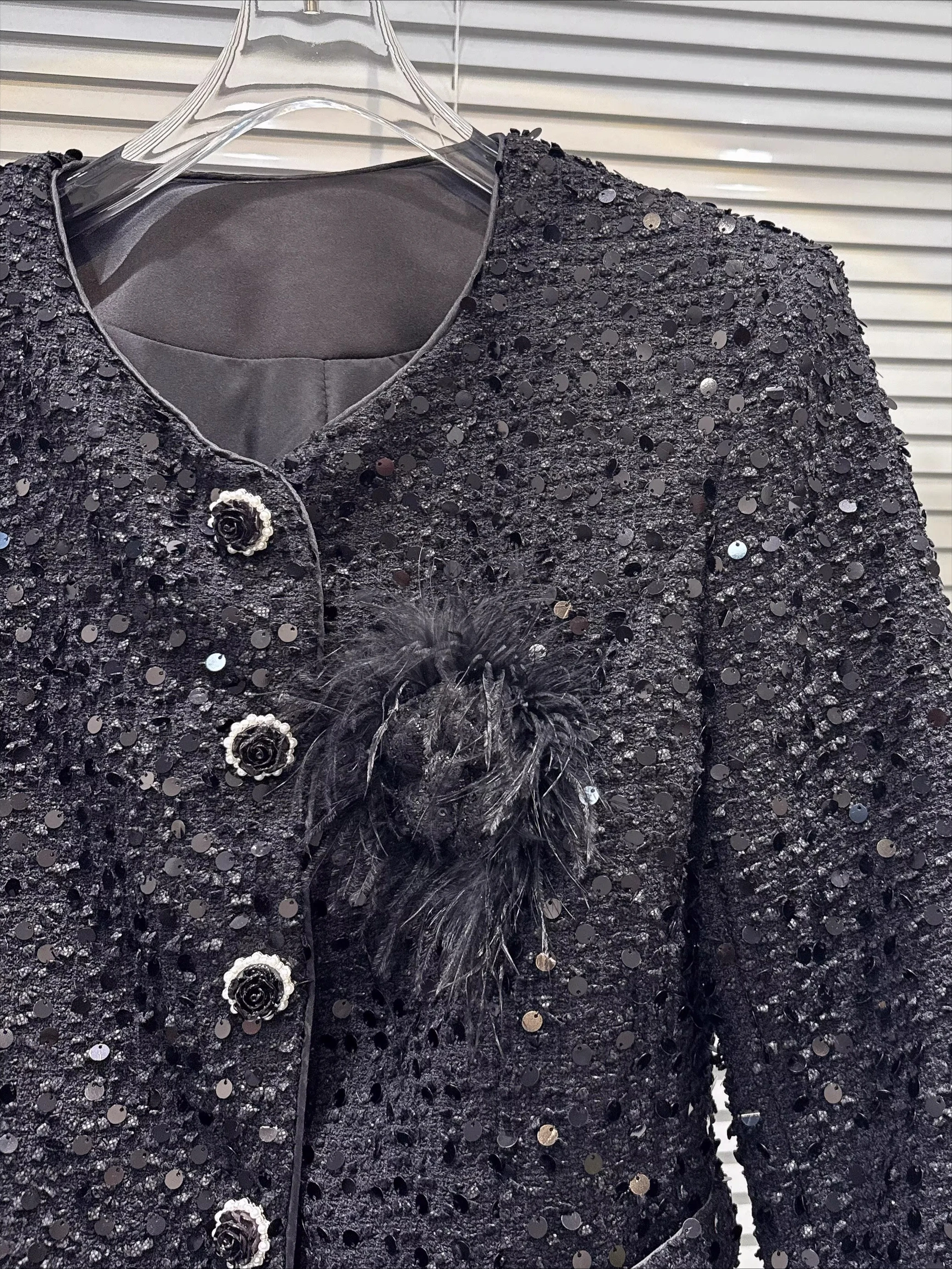 

Французское светское твидовое пальто со страусиными перьями в стиле пэчворк с длинными рукавами и блестками, женское высококачественное модное тонкое пальто средней длины с поясом