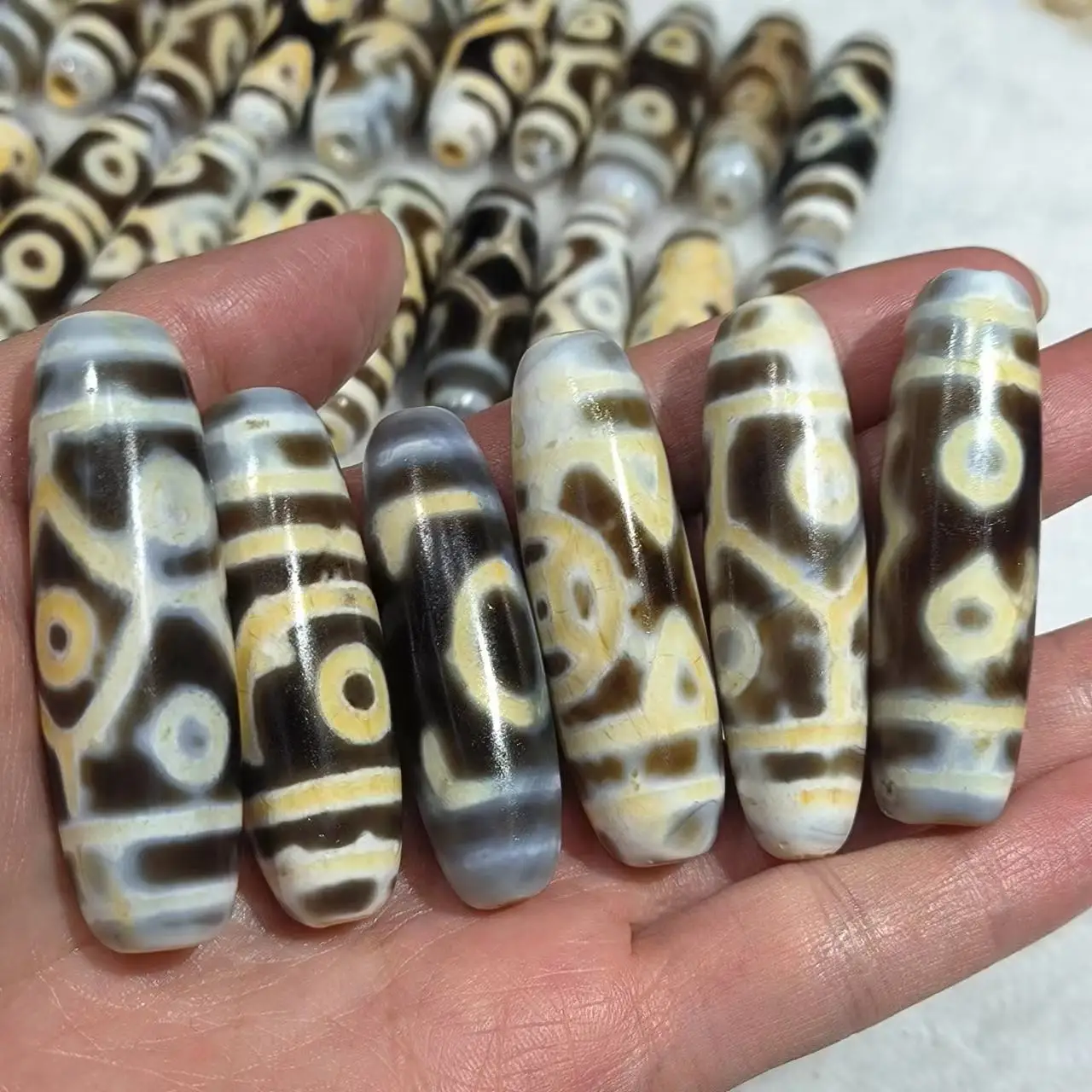 20pcs/lot natural variety of rare patterns old agate dzi wholesale White-brown Weathering lines Old material Ethnography jewelry