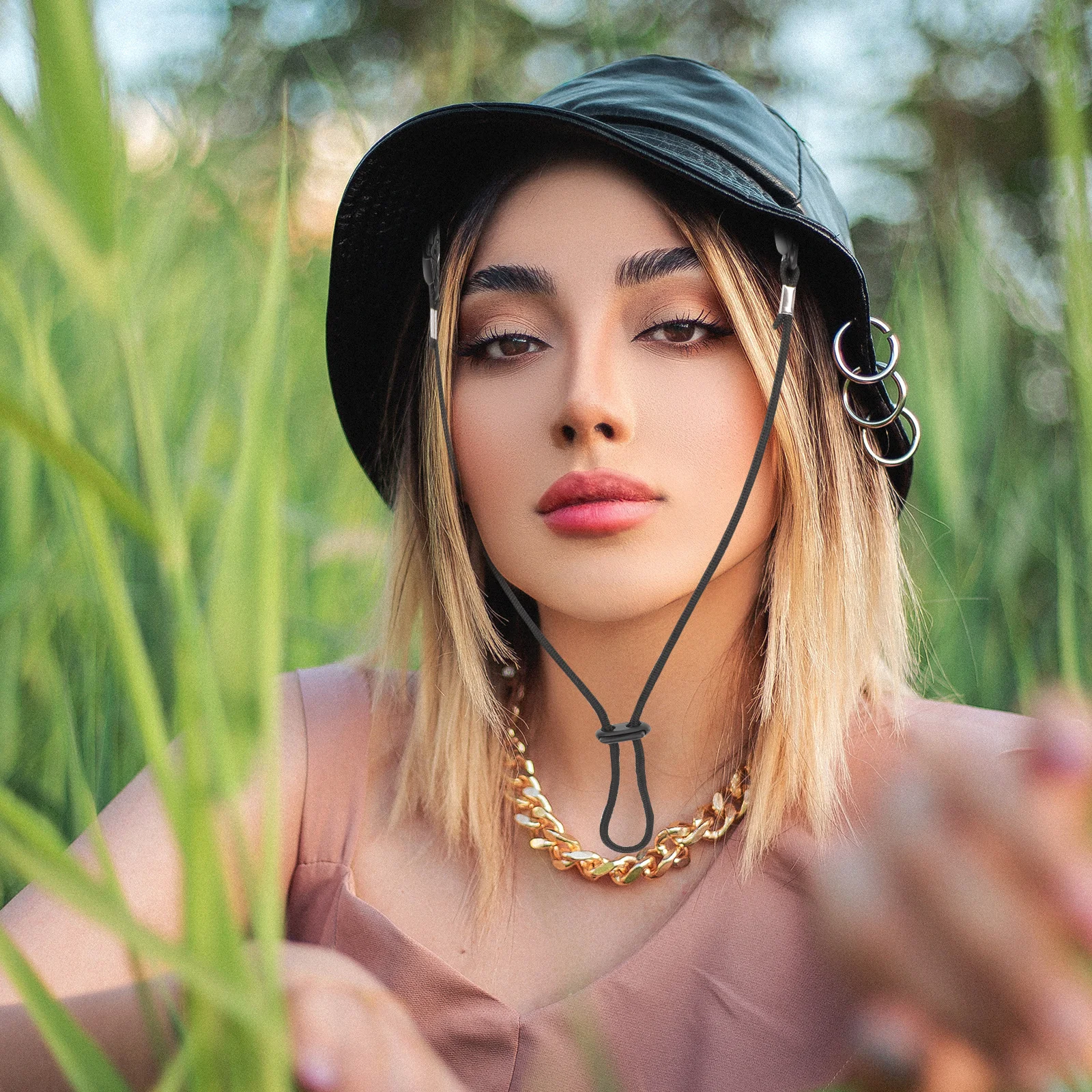 Clips ajustables para correa de sombrero a prueba de viento, retenedores de plástico de nailon resistentes y duraderos para acampar, senderismo, uso al aire libre, 2 uds.