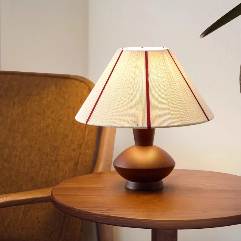 French Medieval Retro Solid Wood Table Lamp Creative Hand-woven Romantic Atmosphere Restaurant Living Room Bedside Desk Light