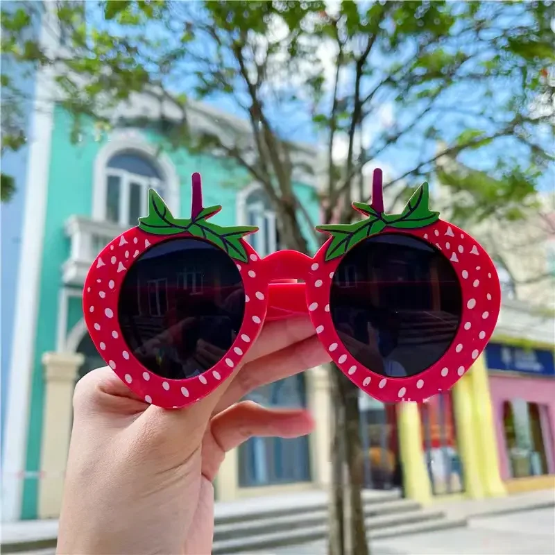 Gafas de sol de fresa con forma de fruta, accesorios de fiesta de cumpleaños, decoraciones al aire libre para fiesta de verano, decoración de