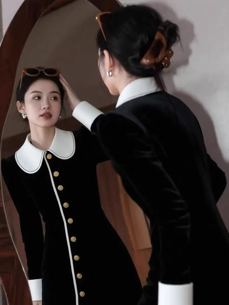 가을의 풍경에 고급스러운 왕실 자매의 느낌을 더한 가볍고 성숙한 아름다움의 헵번 스타일 블랙 드레스 여성을 만나보세요.