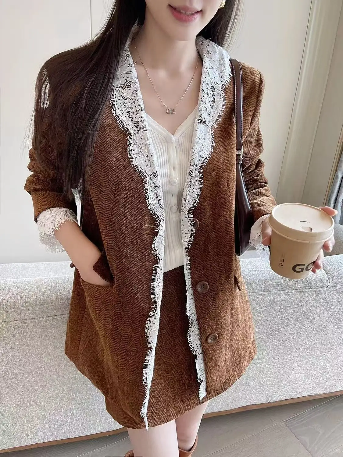 

Новый пиджак с кружевным лоскутным ретро-стилем и повседневным дизайнерским верхом 2025 года.