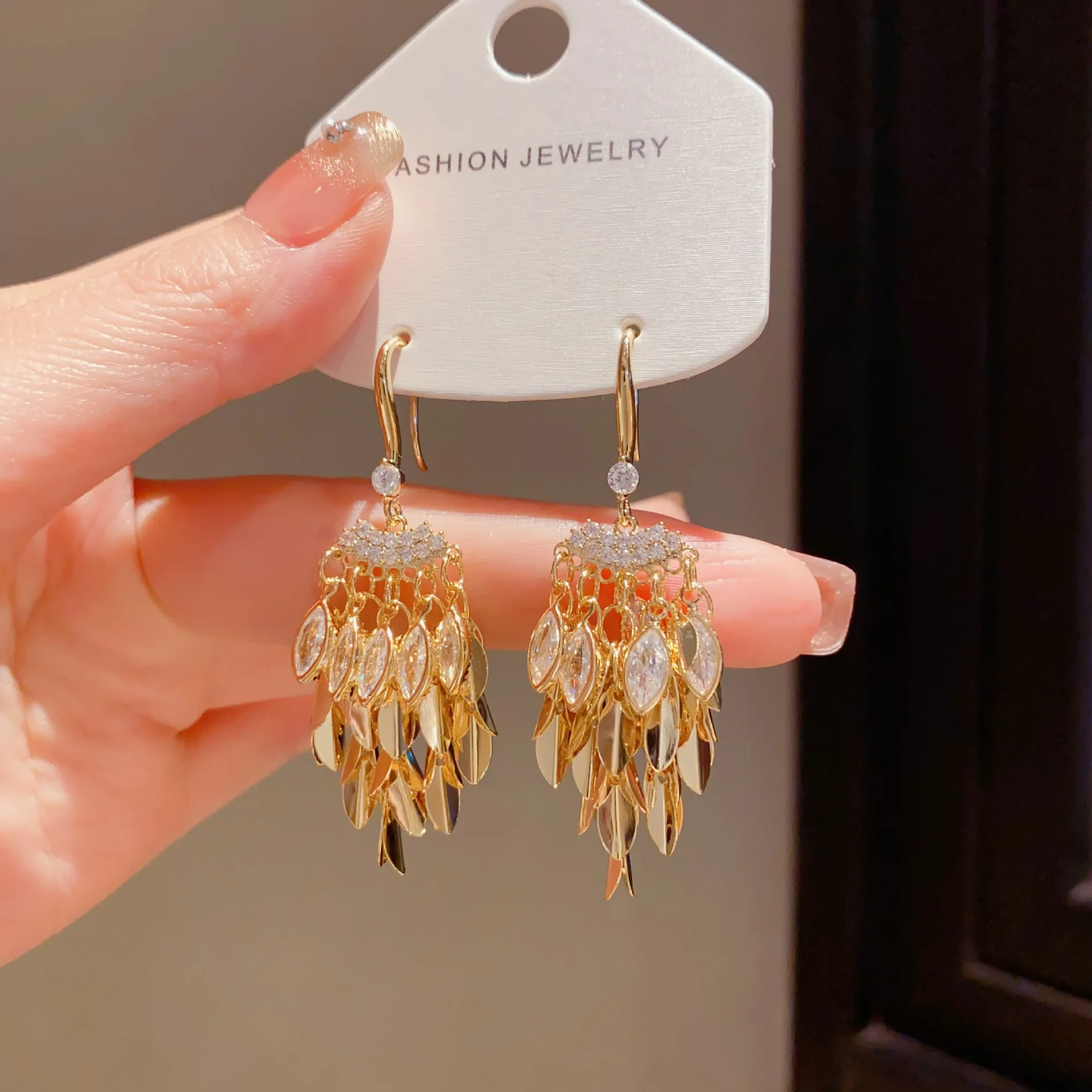 

French Vintage Exaggerated Luxury Zircon Leaf Tassel Earrings Elegant Simple Long Style Slimming Fashionable Hook Ear Jewelry
