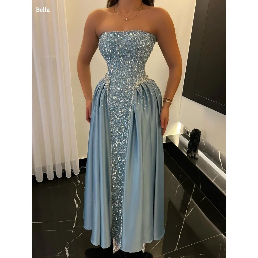

Элегантное вечернее платье Bella 2025: светло-голубое, без бретелек, с бисерным и пайеточным лифом и атласной юбкой