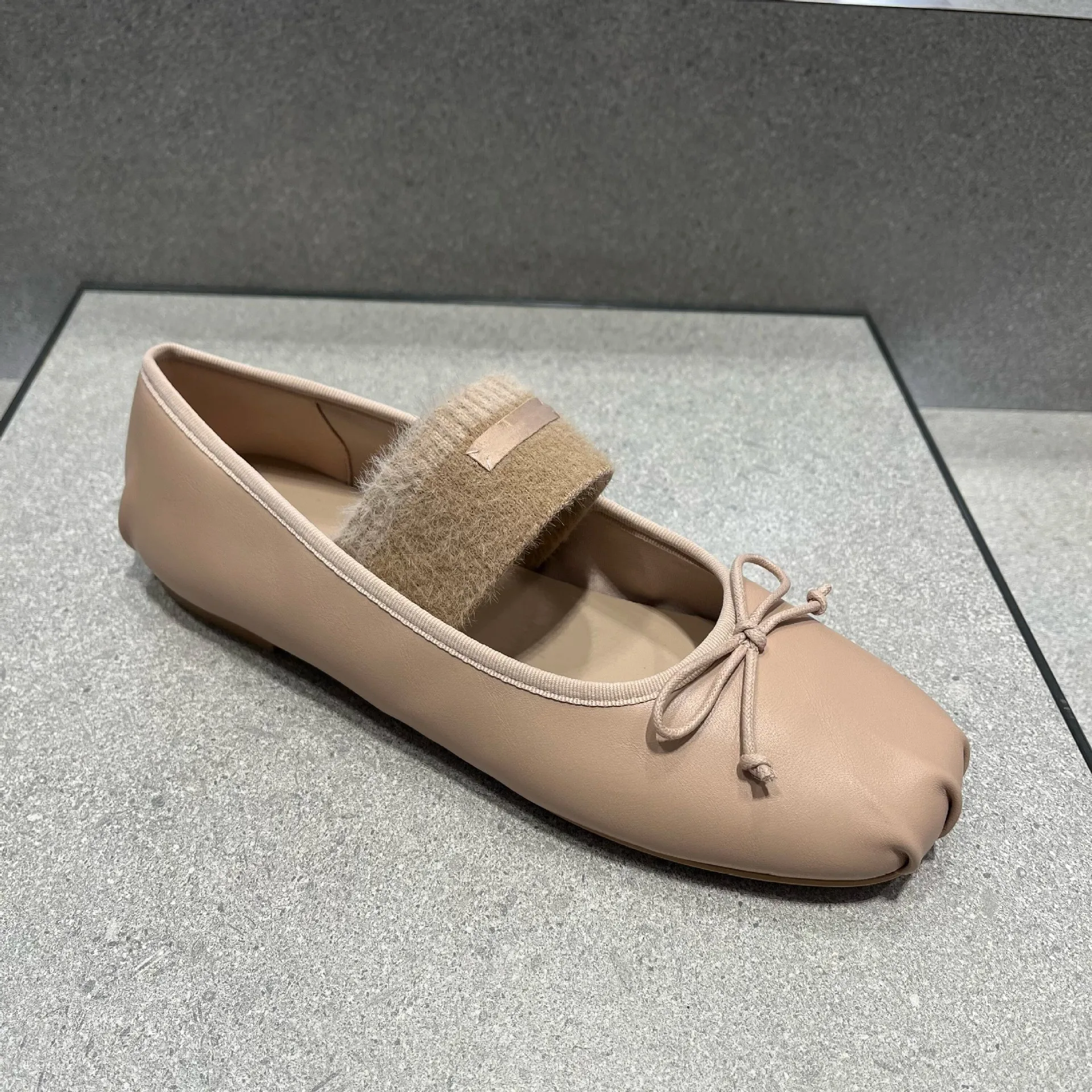 مطاطا الفراء الفرقة الباليه أحذية امرأة 2025 ربطة فروي أحذية مسطحة السيدات ماري جينس ساحة خنزير تو المتسكعون الباليه الإناث #4