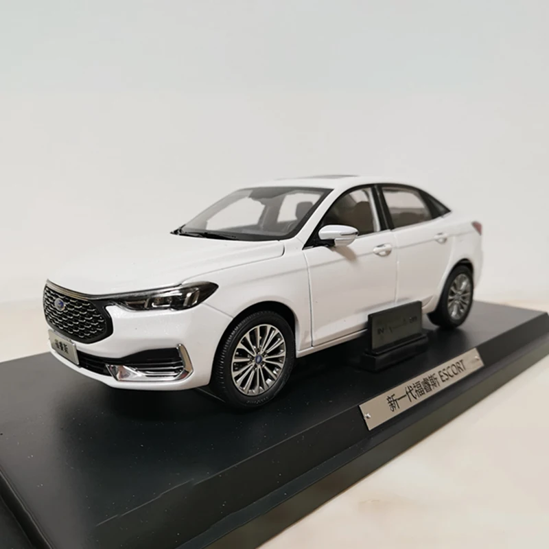 

Литая в масштабе 1:18 Модель автомобиля FORD ESCORT 2022 из сплава, коллекция сувенирных украшений, игрушечный автомобиль