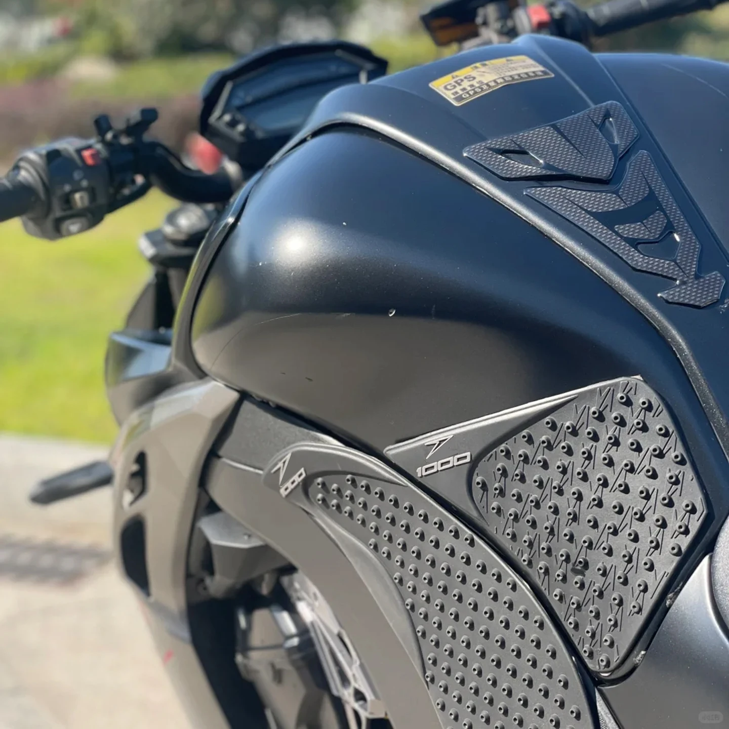 Compatible with Kawasaki Z1000 Z 2014-2025 Motorcycle Tank Stickers Rubber 3D Non-Slip Pad Knee Pad Tank Side Stickers Tank Grip