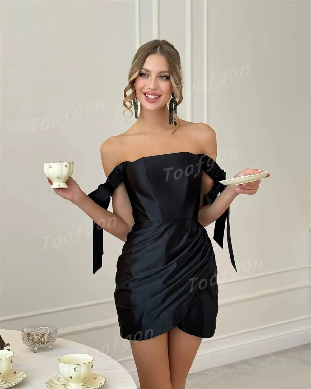 Toofgon غمد الساتان فوق الركبة فساتين لحضور الحفلات الموسيقية الصغيرة حزام قبالة الكتف حفلة رسمية التخرج ثوب العودة للوطن مخصص