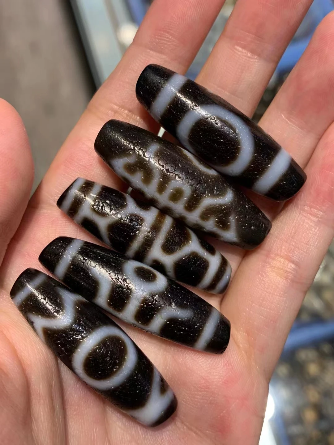 

1pcs/lot natural old agate dzi Black white Severe weathering lines Accessories jewelry A variety of rare patterns bead amulet