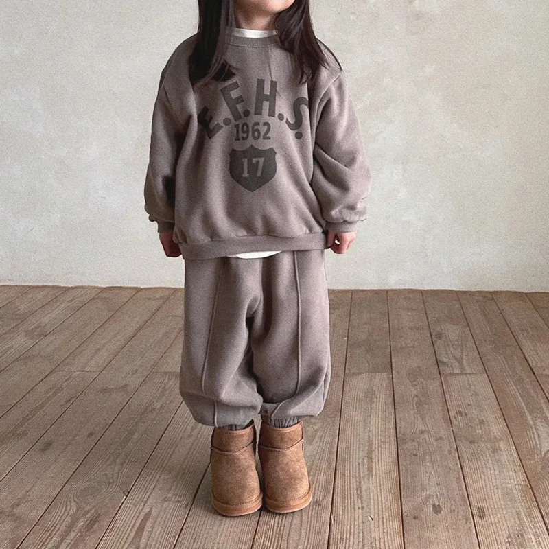 2024 Winter Neue Kinder Fleece Sweatshirt + Hosen 2 stücke Anzug Brief Drucken Jungen Plus Samt Dicken Sport Set kinder Warme Outfits
