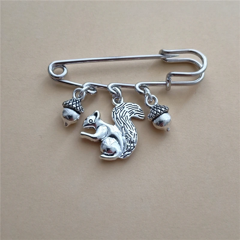 3D Tiny Squirrel and Pine Cones Charm Dangle Pendant Brooch, Cute Style Squirrel Charm Pin, Funny Accessories for Nature Lover