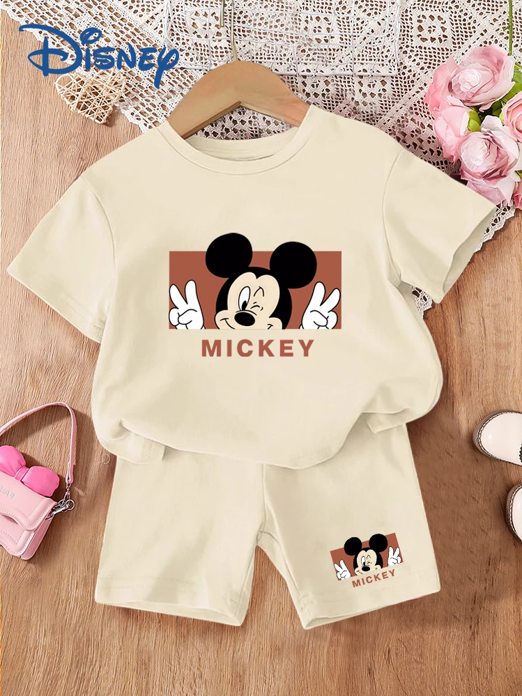 

Disney Официально лицензированный Микки 2 шт. Летний комплект повседневных шорт для маленьких мальчиков Простая футболка с короткими рукавами с принтом «Микки» + шорты с эластичной резинкой на талии с таким же принтом Детская повседневная универсальная уд