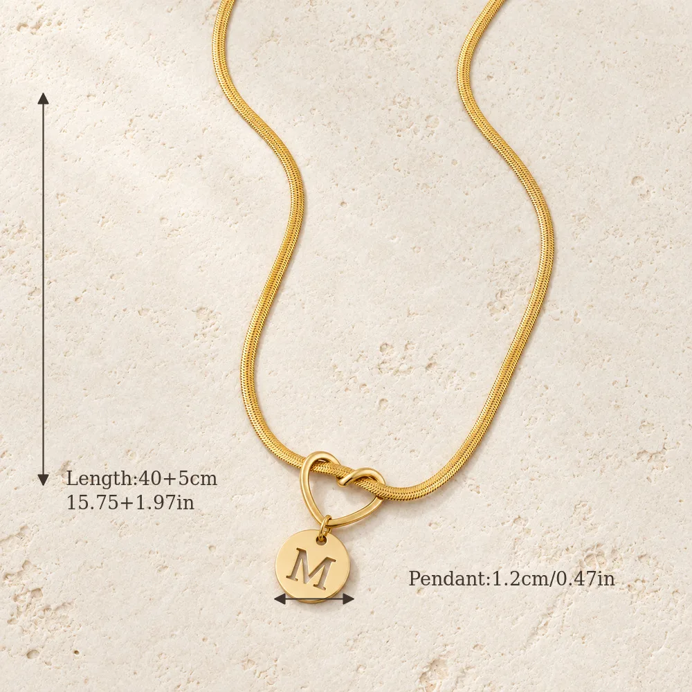 Vergoldete Buchstaben-Halskette für Damen und Herren mit Rundmünzen-Initialen-Anhänger und Herz-Knoten-Verbindungsstück im Schlangenketten-Stil, Geburtstagsgeschenk – Detail 5
