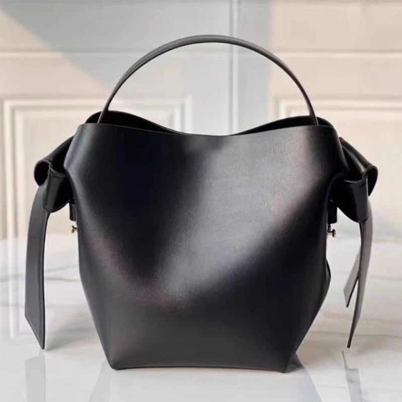 

2026 Весна/Лето Модная кожаная сумка большой вместимости, роскошная нишевая пригородная сумка, сумка-ведро на одно плечо