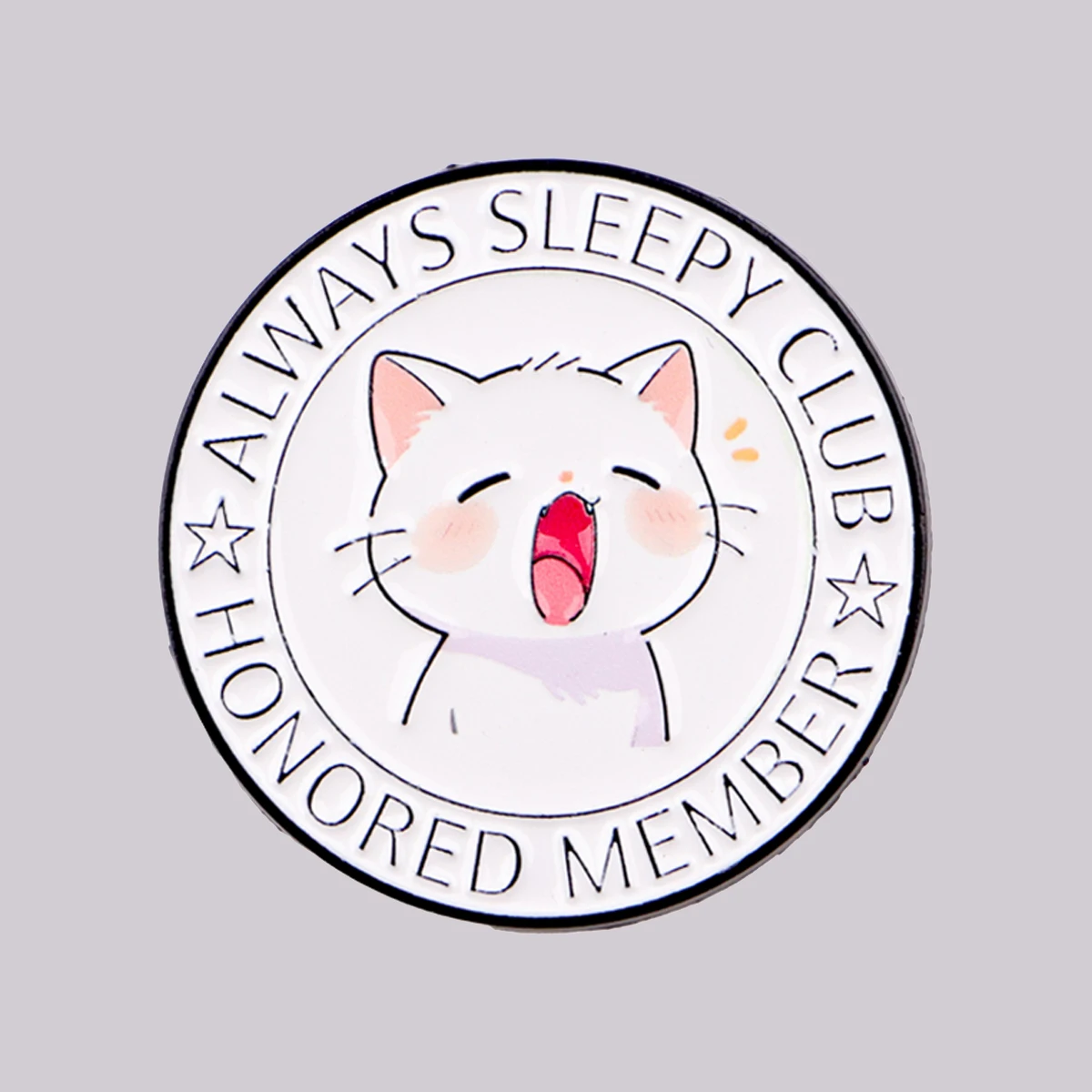 Emaille-Anstecknadel „ALWAYS SLEEPY CLUB“ – Süße Katzen-Brosche, Anstecker für Rucksack, Kleidung, Accessoires, Tier-Schmuck, Geschenke