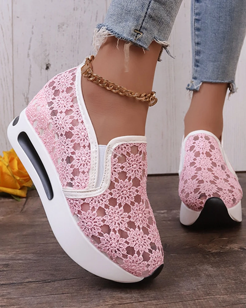 2025 جديد المرأة الدانتيل شبكة الانزلاق على منصة أحذية رياضية تنفس مصعد حذاء كاجوال مع نعل مطاطي سميك الكورية نمط الصيف