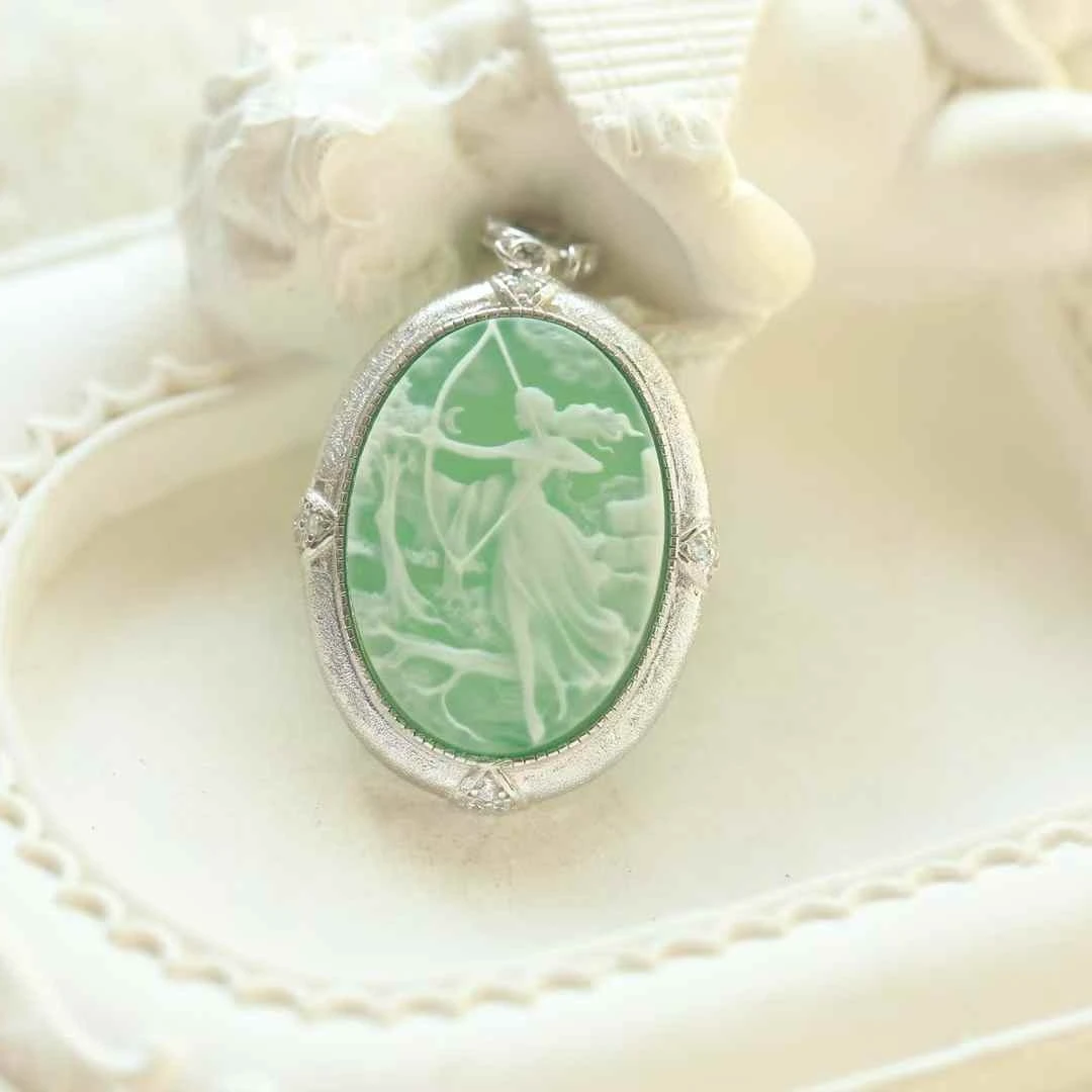 

Charming Agate Cameo Necklace with Relief of Artemis in Pure Silver Inlaid A Stylish and Spiritual Jewelry Piece for Women