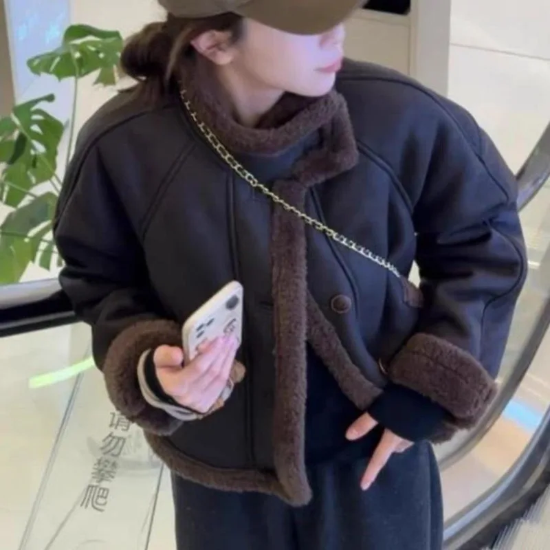 

Короткая женская куртка из овечьей шерсти зимы 2023 года. Новый меховой воротник-стойка со встроенным толстым бархатным мотоциклетным костюмом.