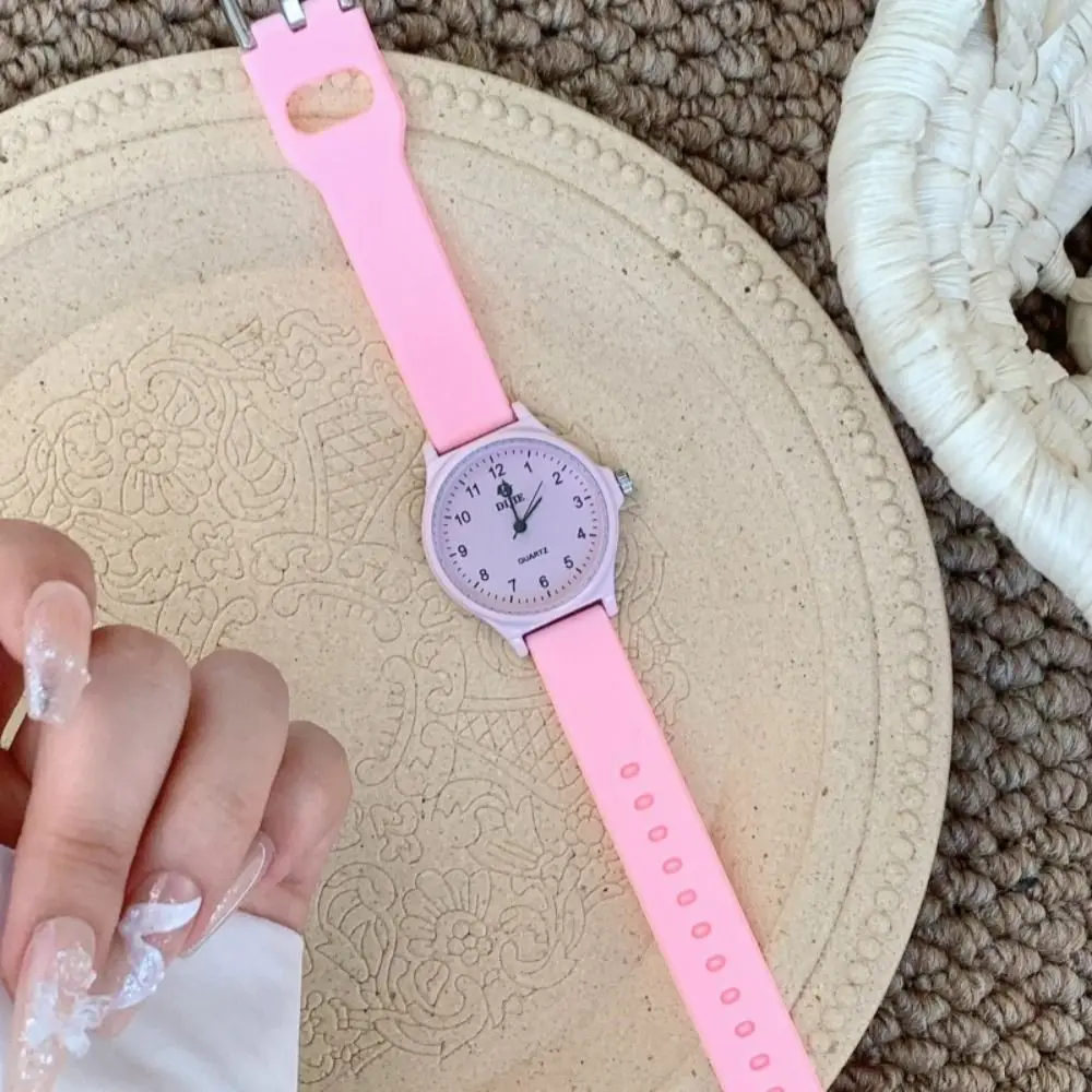 ساعة يد بحزام سيليكون عالي الجودة متعددة الألوان كاجوال كوارتز ساعة كوارتز قابلة للتعديل للطالبات والفتيات