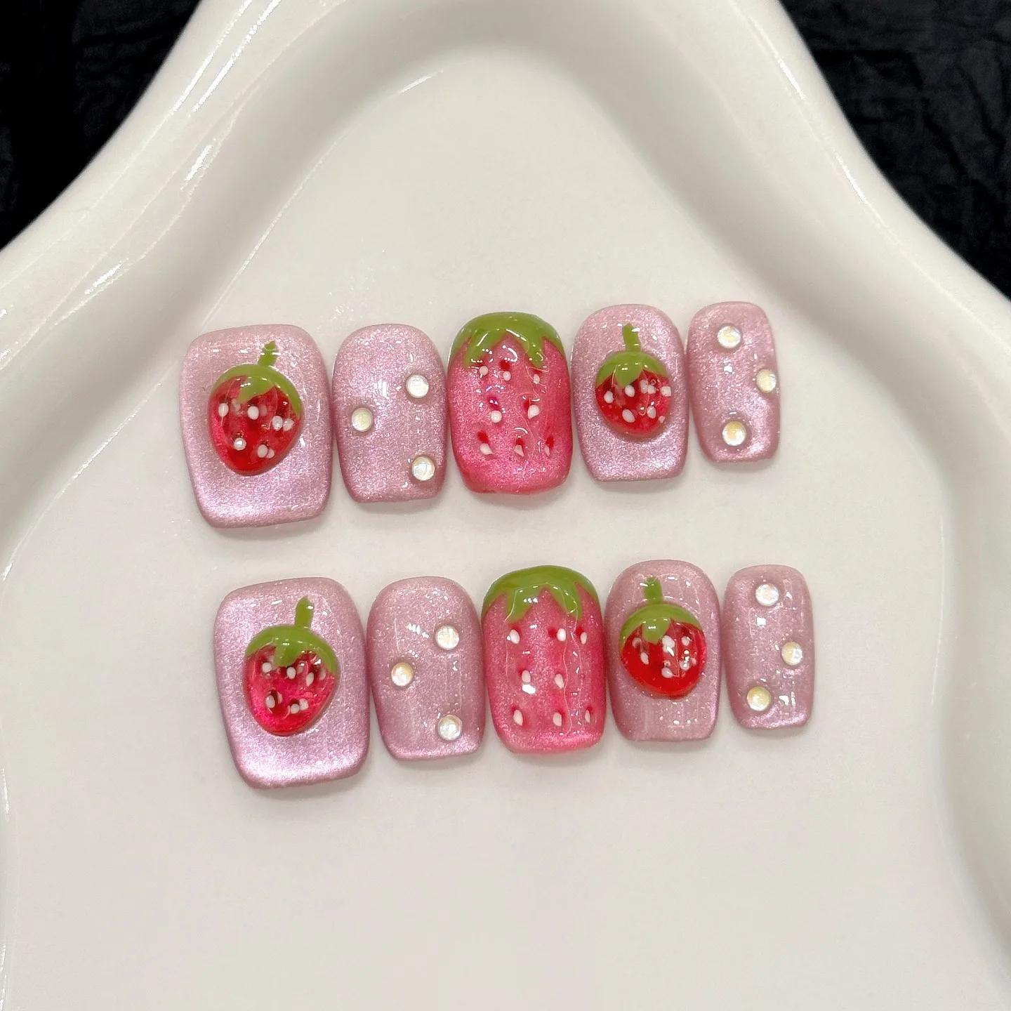1 Stück handgemachte, gepresste, kurze, quadratische Nagelkunst, schöne künstliche Nägel, glänzendes rosa Katzenauge, süße Erdbeere, Muttertagsgeschenk.