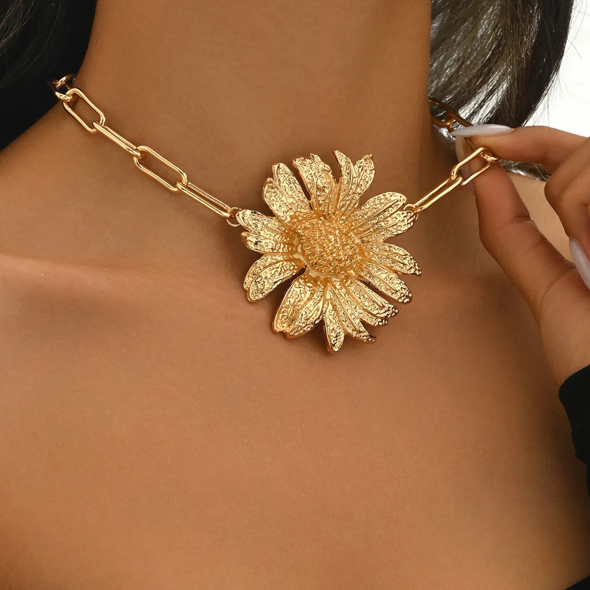 Exaggerated 3D Flower Stamen Pendant Necklace for Women Unique Versatile Paperclip Chain Choker Necklace Fashion Jewelry Gift