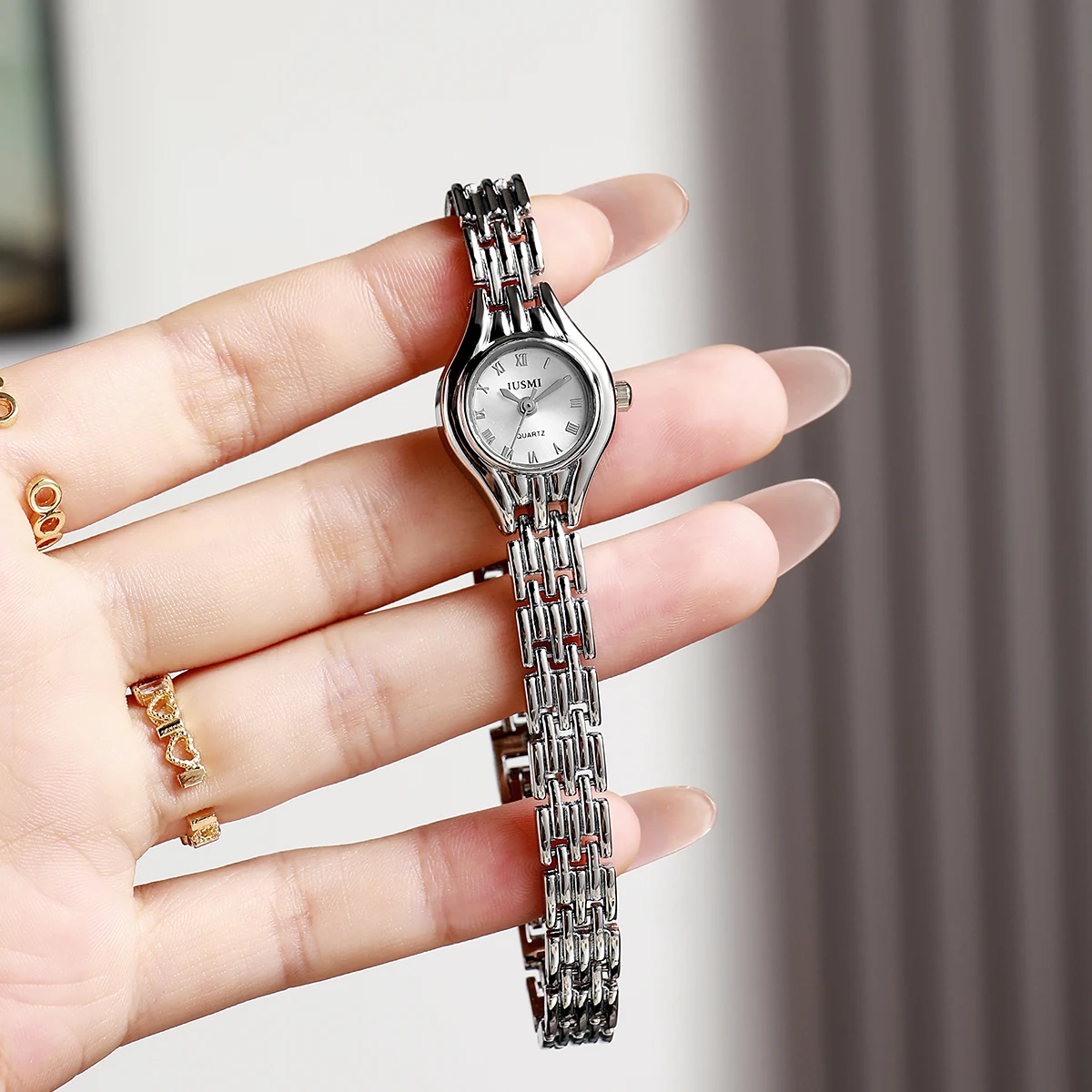 

Fashionable simple versatile alloy material thin strap small dial women's quartz watch, suitable for daily wear, Christmas gifts