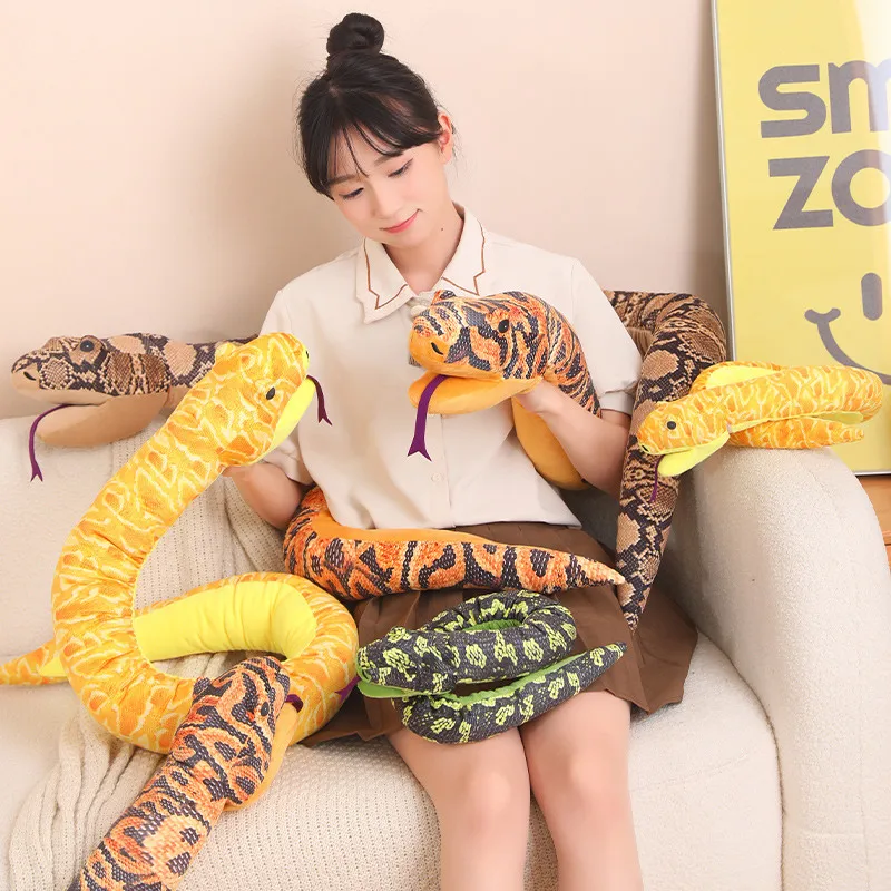 Big Boa หุ่นมือของเล่นตุ๊กตาเหมือนจริงสัตว์น่ากลัวสีน้ําตาลสีเขียวสีเหลืองสีส้มงูหมอนยาว Interactive Plushie ของขวัญ