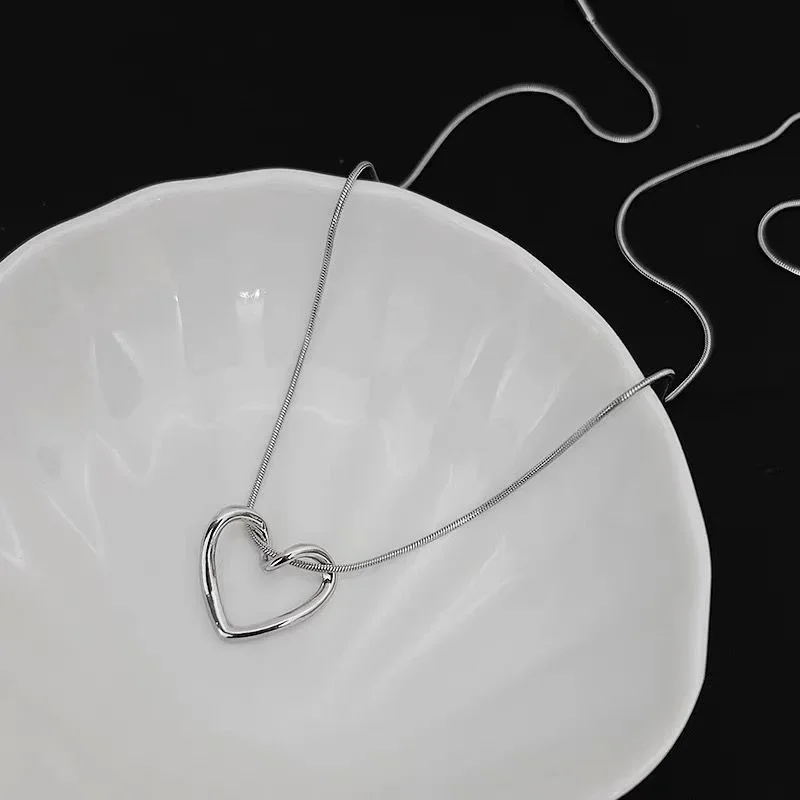 Hollow Out Peach Heart Necklace for Women Trendy Sweet Spicy Girl Student Simple Collarbone Chain Niche Design Neck Chain
