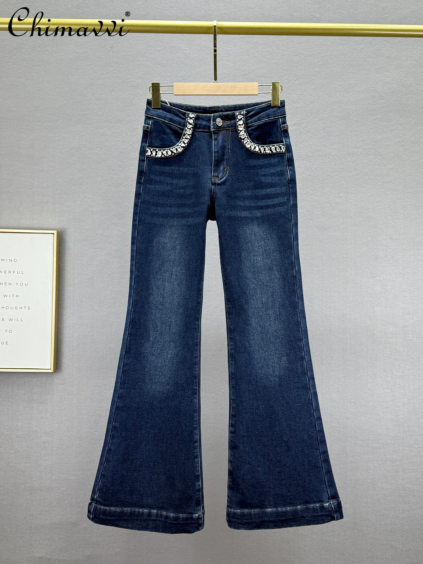 جينز عصري مبطن بالصوف للنساء شتاء 2025 جديد عالي الخصر بقصة ضيقة على الطراز الأوروبي سروال واسع مزين بحجر الراين