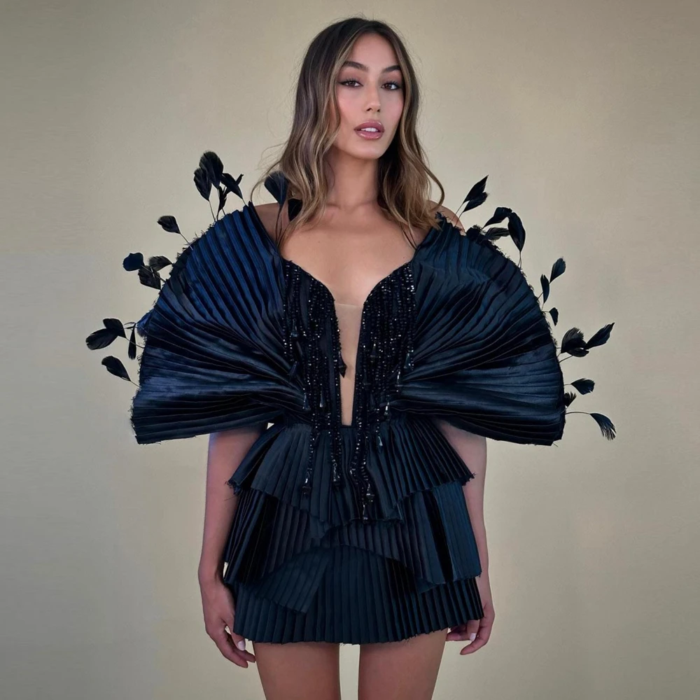 Gaun Mini Satin hitam bahu terbuka dengan bulu payet gaun pesta lipat manik-manik desain baru gaun cocktail seksi untuk wanita
