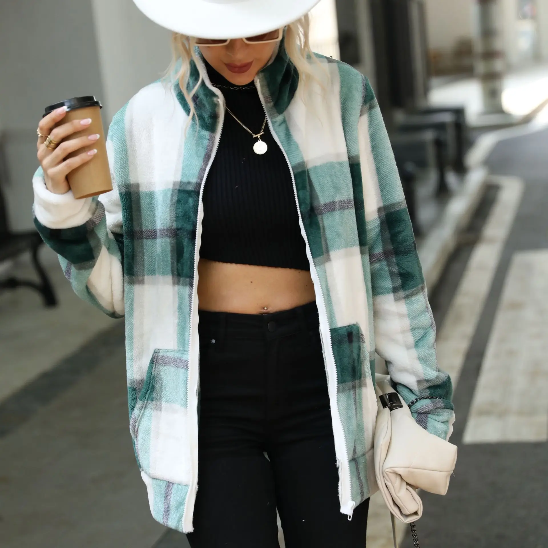 

Женская куртка средней длины, с длинными рукавами, воротником-стойкой, молнией в клетку, свободная женская куртка из золотистого норкового флиса.