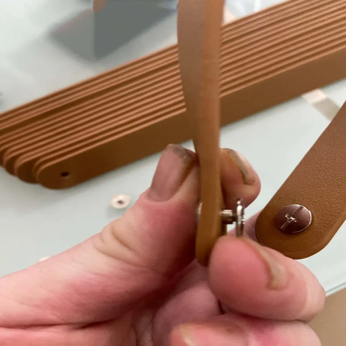 مقابض جلدية مقلدة على الطراز الشمالي - مثالية للخزانة وباب خزانة الملابس والدرج - مظهر جلد البقر بحزام