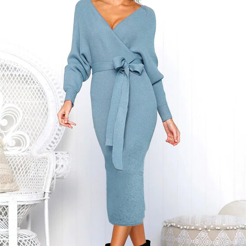 Sukienki swetrowe damskie z dekoltem w serek, rękawami typu nietoperz, odkrytymi plecami, dopasowane, z paskiem.