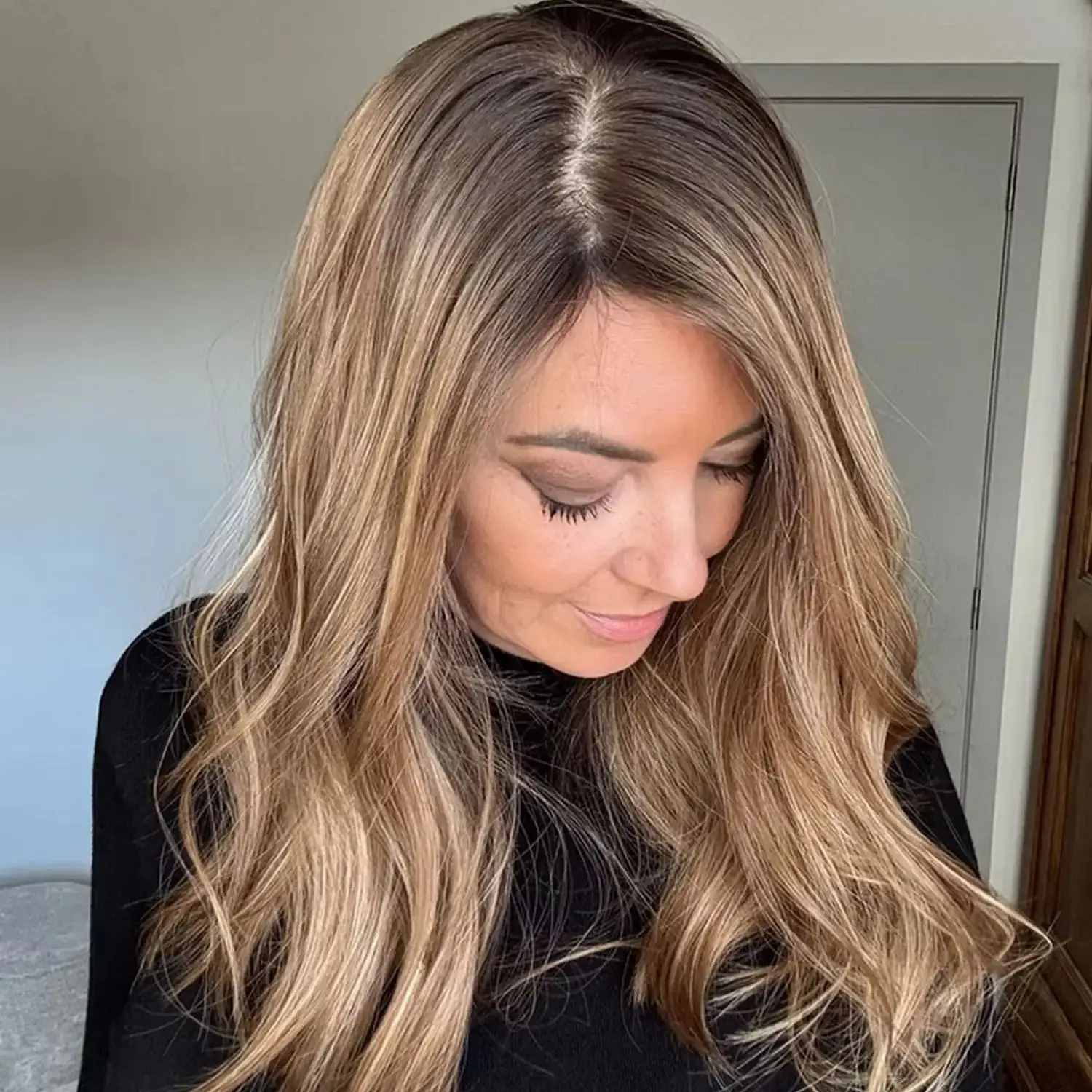 

18 Inches Ombre Honey Brown Highlights Premium Fibre Middle Parting Soft Realistic Look Hairline Glueless Wigs Synthetic Hair