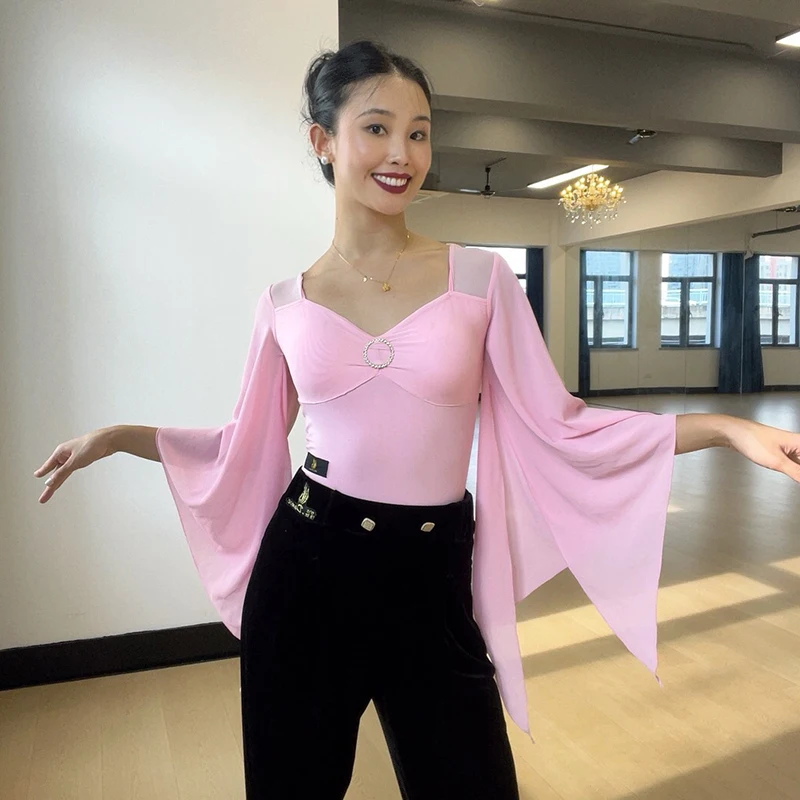ملابس علوية لقاعة الرقص الوردية لعام 2025 للسيدات بأكمام عائمة ملابس رقص لاتينية للبالغين ملابس ممارسة الرقص الفالس DNV25244