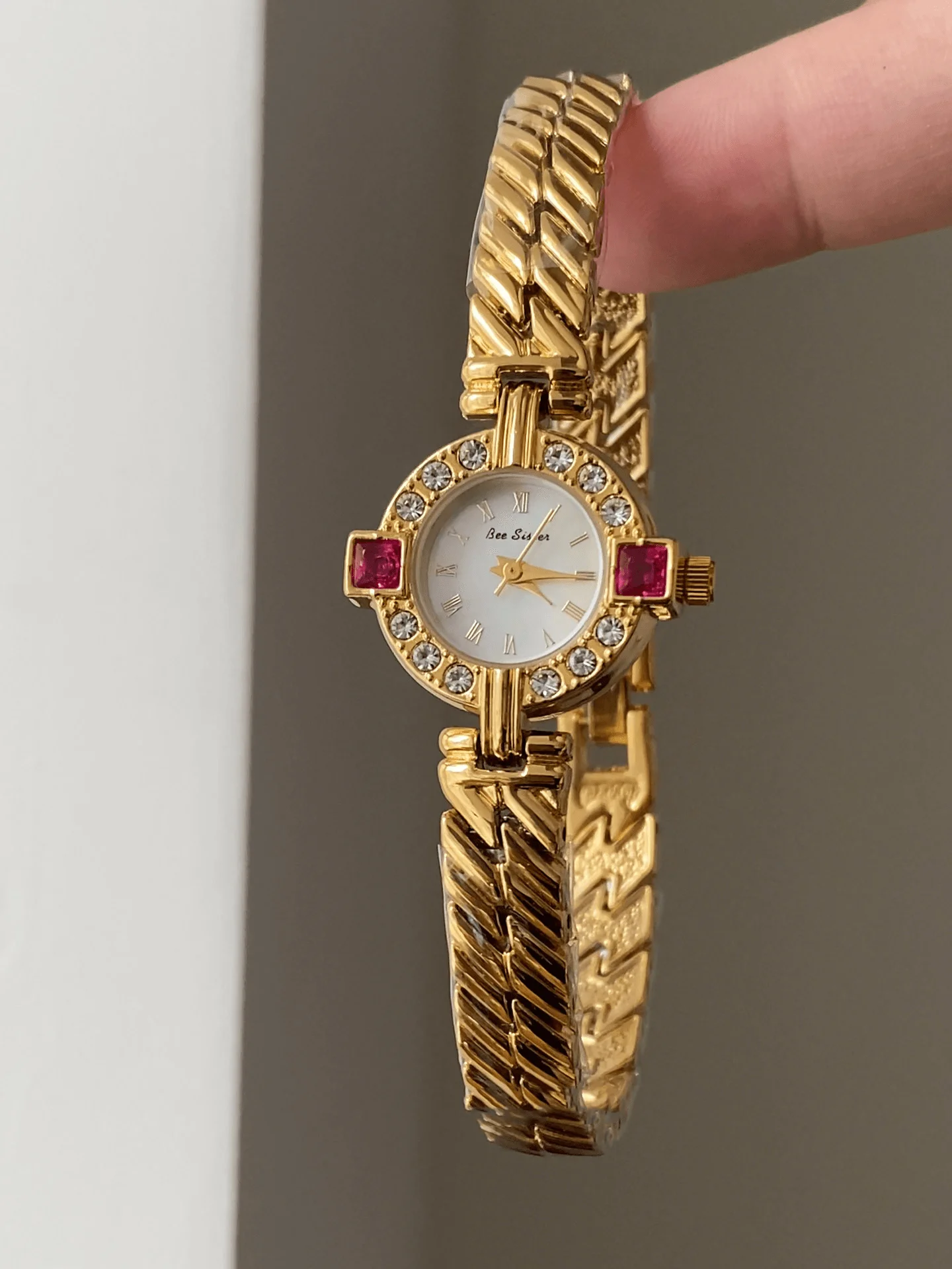 Luxury Retro Female Watch for Women Circular Dial Roman Numeral Ladies Dress Watches Diamond Inlaid Waterproof Quartz Wristwatc