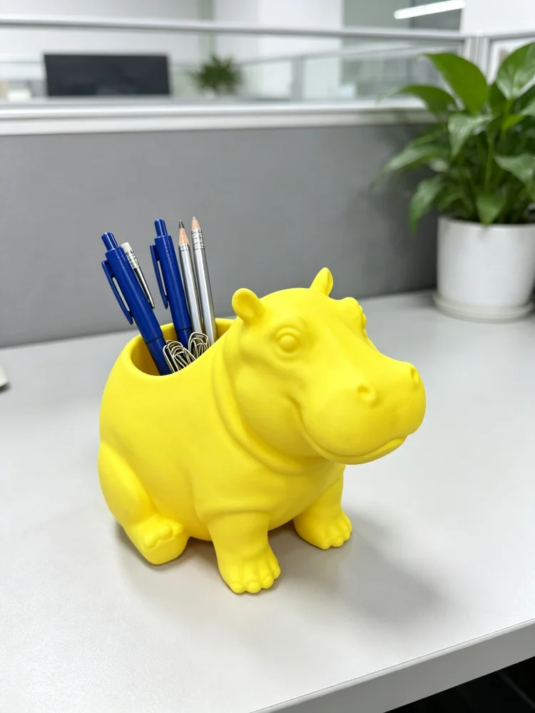 Novelty animal-shaped hippo pen holder, desktop stationery organizer pen cup, cartoon animal desktop ornament, yellow matte solid plastic, large capacity and wide opening desktop storage box, multifunctional desktop organizer, suitable for storing various stationery, makeup brushes, and small items, suitable for home office, classroom, children's desk, desktop decoration ornament, creates a cute room decoration, a great gift choice