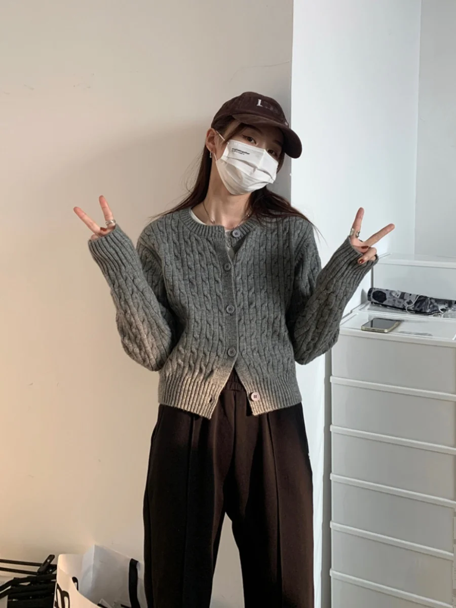 Cardigã Feminino Curto de Tricô para Outono/Inverno, Estilo Colegial, Cinza e Vermelho, com Tricô Torcido, Abotoado, Estilo C...
