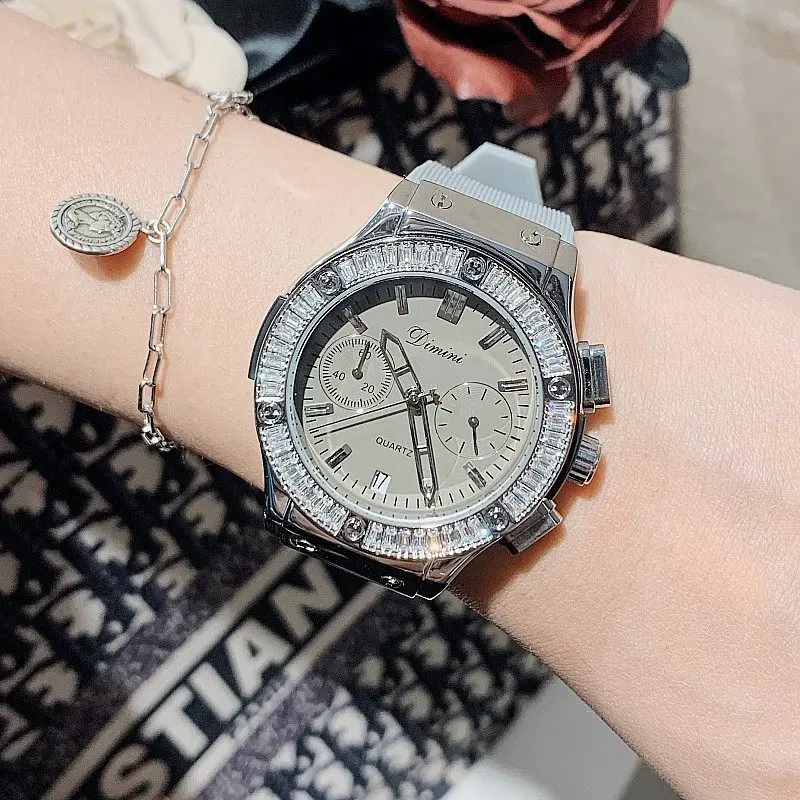 New Unisex Watch With A Bold DesignLarge Dial, Rubber StrapSix Hands, And Chronograph Function; Suitable For Both Women And Men.