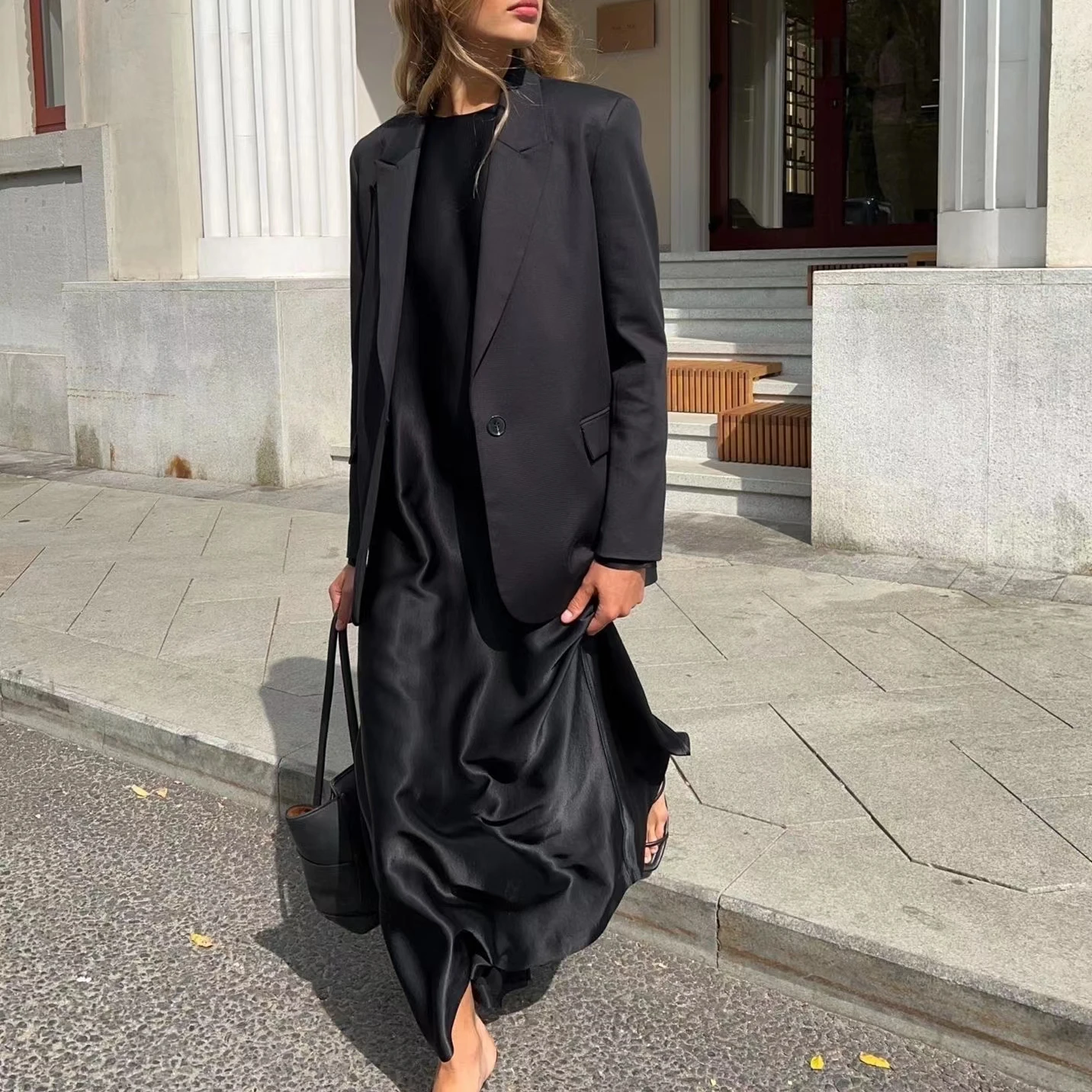 패셔너블한 롱 슬릿 새틴 드레스 여성용 베이스 레이어 스플릿 스커트 라운드 넥 루즈 웨이스트 롱 슬리브 풀 렝스 가운