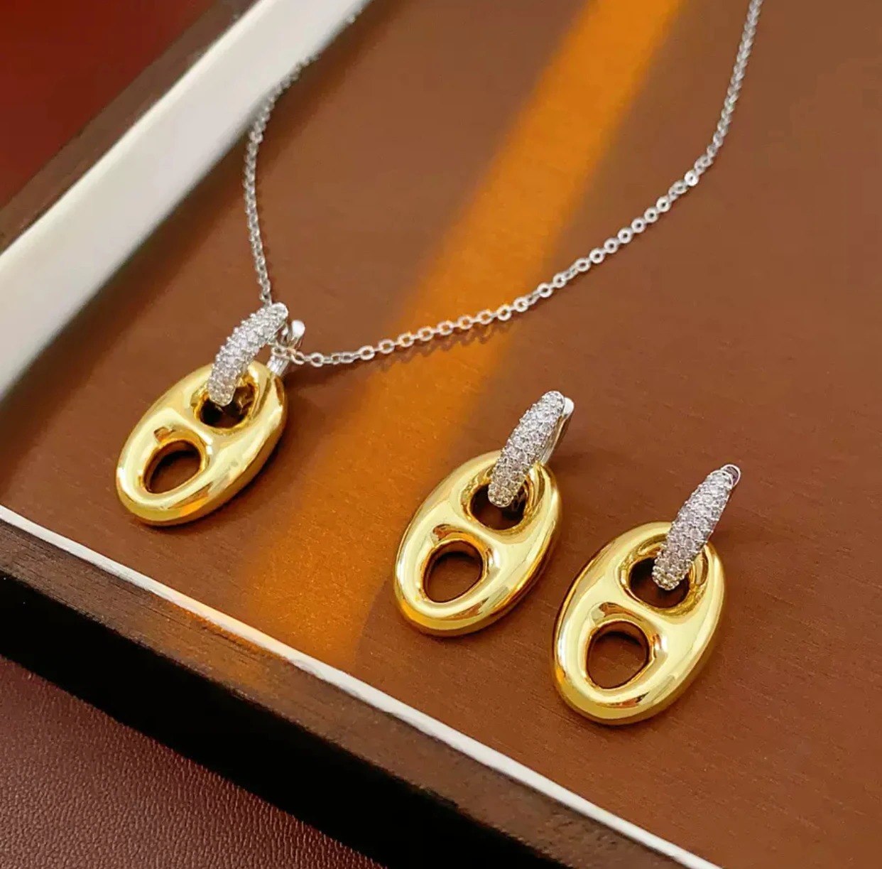 高級デザインのイヤリングネックレスセット、ファッショナブルな欧米風オールマッチイヤリング留め具、ハイエンド感のある女性用ネックレス