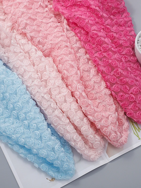 

Новая модель 3D-ткани с вышивкой маленьких роз, вязаное кружево, материал для свадебных и сценических костюмов, для шитья своими руками