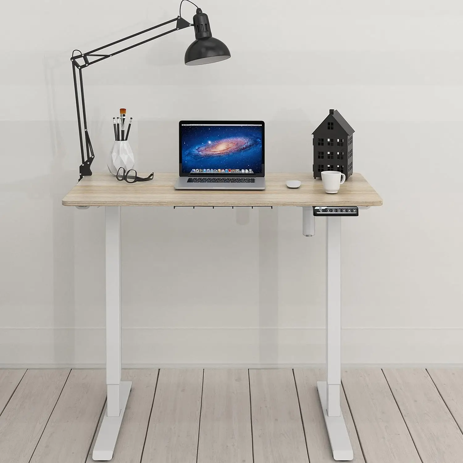 Pequeno Elétrico Altura Ajustável Sit Stand Desk, Pendurado Ganchos e Gestão de Cabos, Branco Frame e Bege Top, 40x22 in