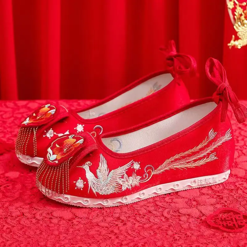 Scarpe da sposa rosse retrò da donna nuove scarpe di tela con suola piatta ricamate con nappe stile cinese scarpe Hanfu di grandi dimensioni con lacci poco profonde