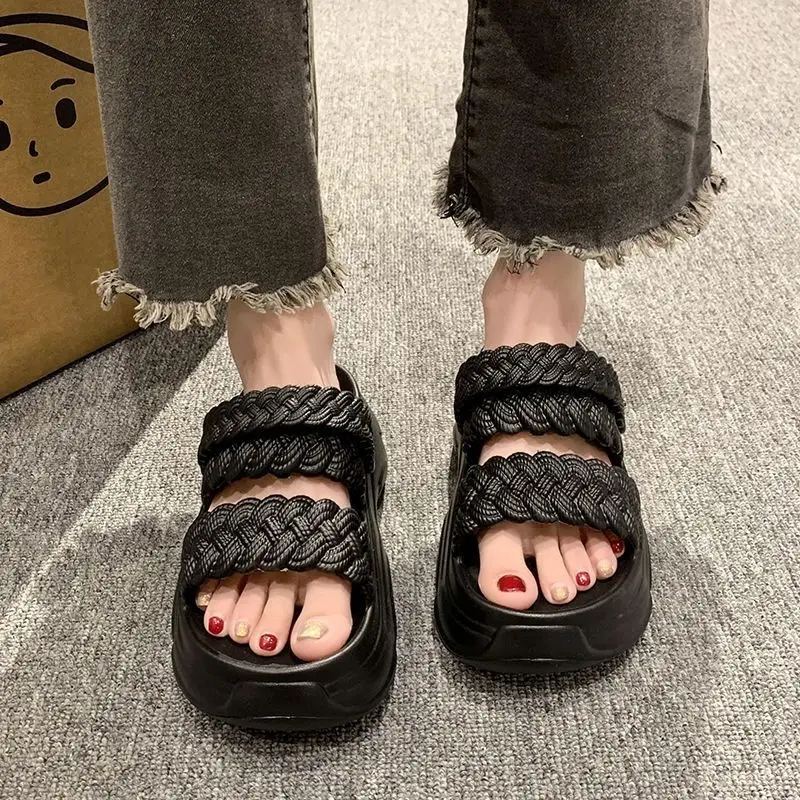 شباشب نسائية ذات نعل سميك أحذية صيفية بنعل سميك ملابس نسائية للشاطئ في الأماكن المغلقة صنادل للشارع للفتيات