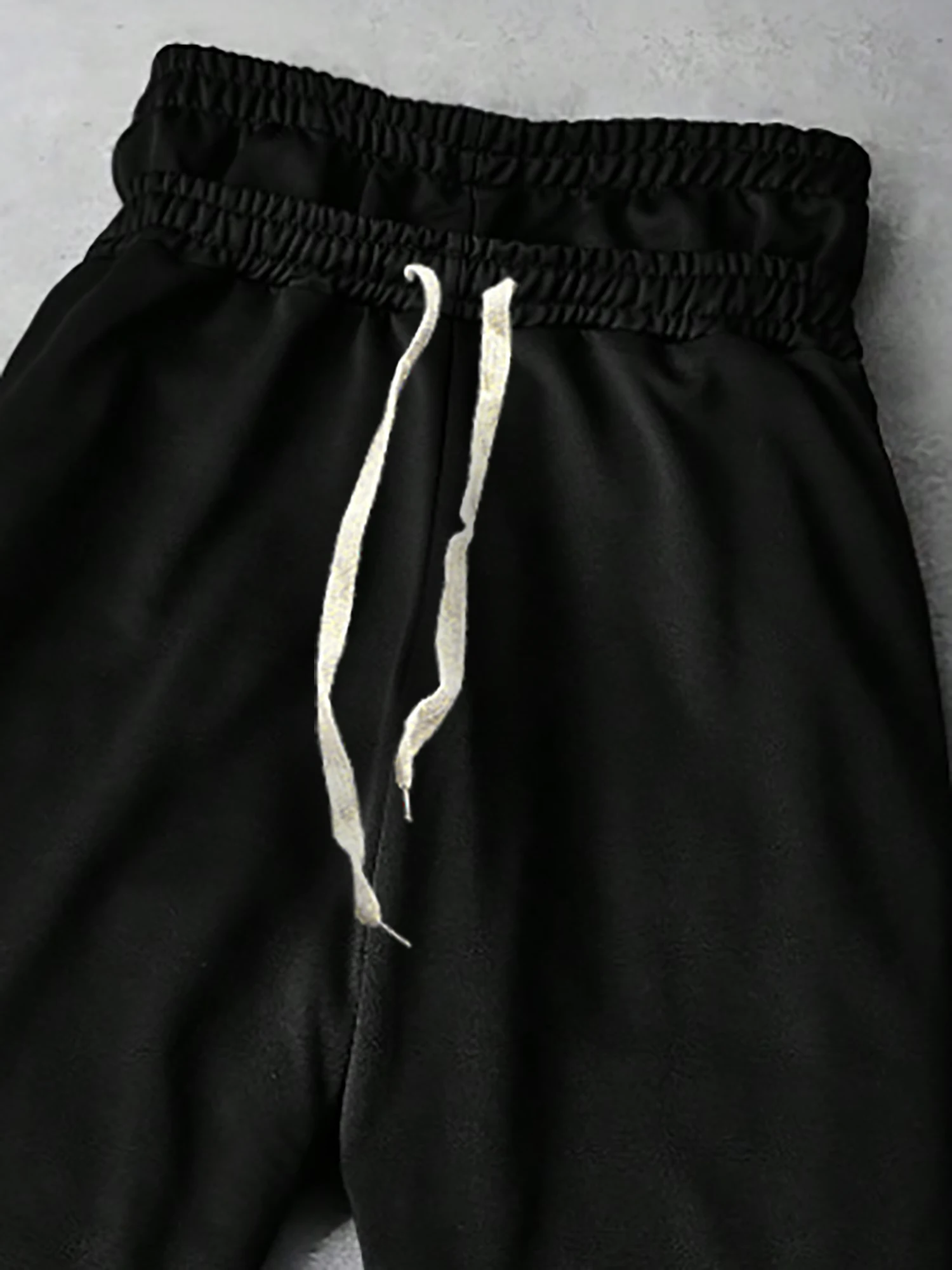 Pantaloni sportivi da uomo in tinta unita con design in due pezzi finto nero stile sportivo da strada alla moda autunno e inverno