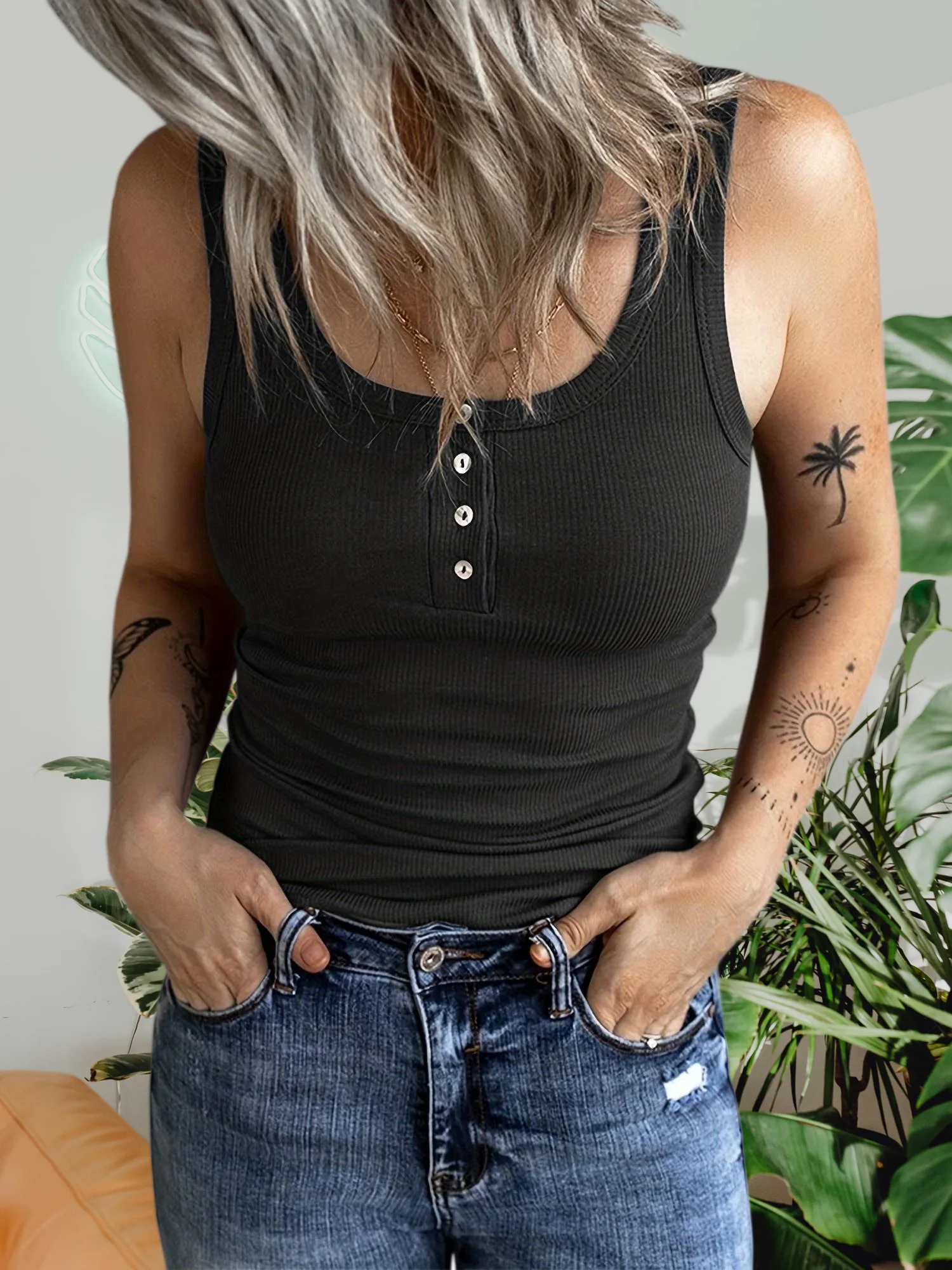 Damski prążkowany top typu henley - letnia bluzka bez rękawów z okrągłym dekoltem, dopasowany krój, codzienna koszulka na ramiączkach